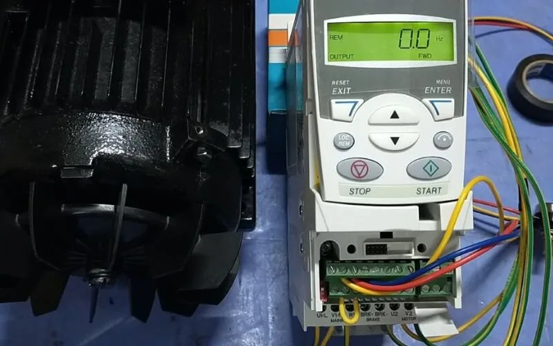 Mã lỗi F0001 trên biến tần ABB có thể do động cơ bị quá tải, lỗi đấu dây hoặc kết nối...