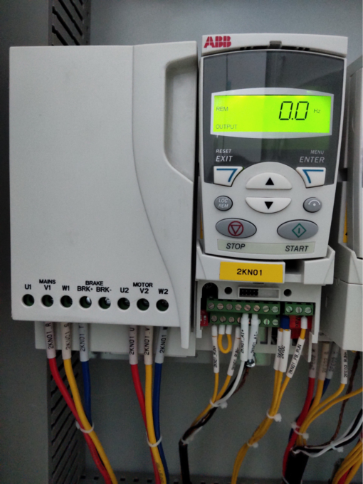 Bảo trì linh kiện định kỳ giúp nâng cao tuổi thọ biến tần ABB hiệu quả. 