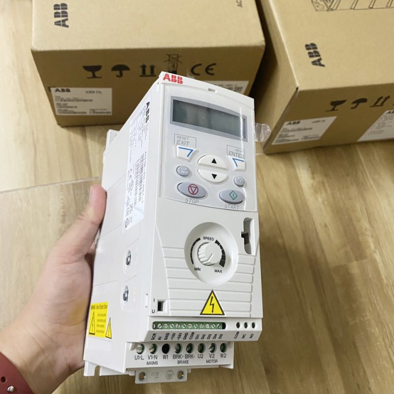 Lắp đặt đầy đủ phụ kiện bảo vệ như lọc EMI, aptomat, mạch bảo vệ quá dòng cho biến tần ABB. 
