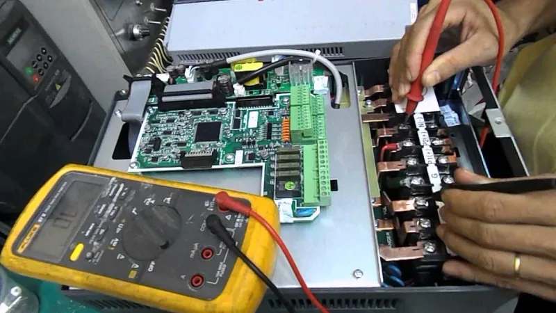 Ngắt điện hoàn toàn trước khi lắp đặt, bảo trì hoặc chạm vào bên trong biến tần.