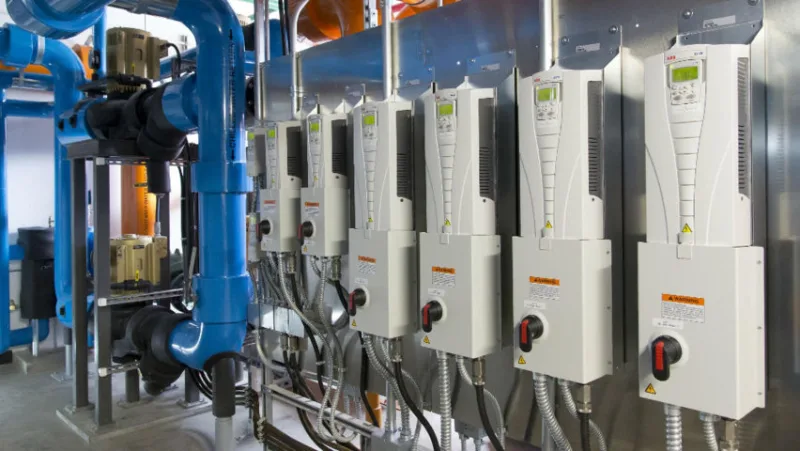 Biến tần ABB đóng vai trò then chốt trong việc nâng cao hiệu suất, tiết kiệm năng lượng và đảm bảo vận hành bền bỉ cho các hệ thống trong ngành công nghiệp nặng.