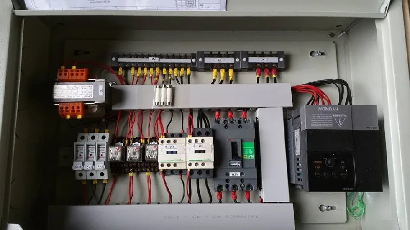 Lắp biến tần ở nơi thoáng mát, khô ráo, tránh ánh nắng trực tiếp và bụi bẩn.
