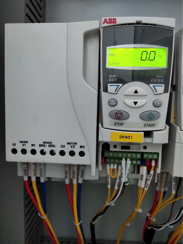 Lắp đặt biến tần ACS180 thẳng đứng trên mặt phẳng vững chắc để đảm bảo luồng khí làm mát đi qua dễ dàng.